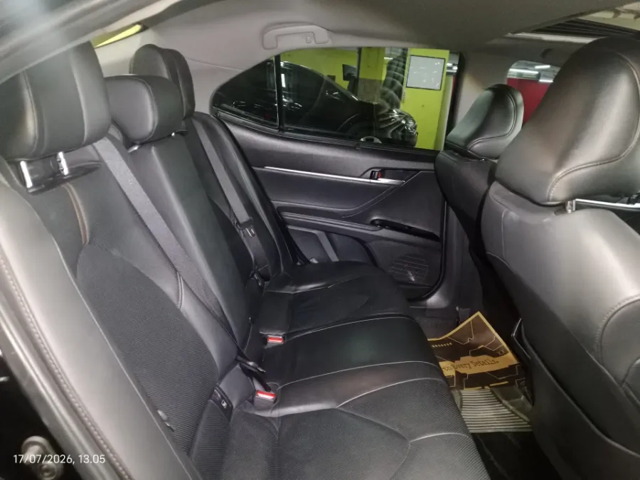 Foto Mobil Bekas Kabin Belakang Toyota Camry 2.5 Hybrid tahun 2020